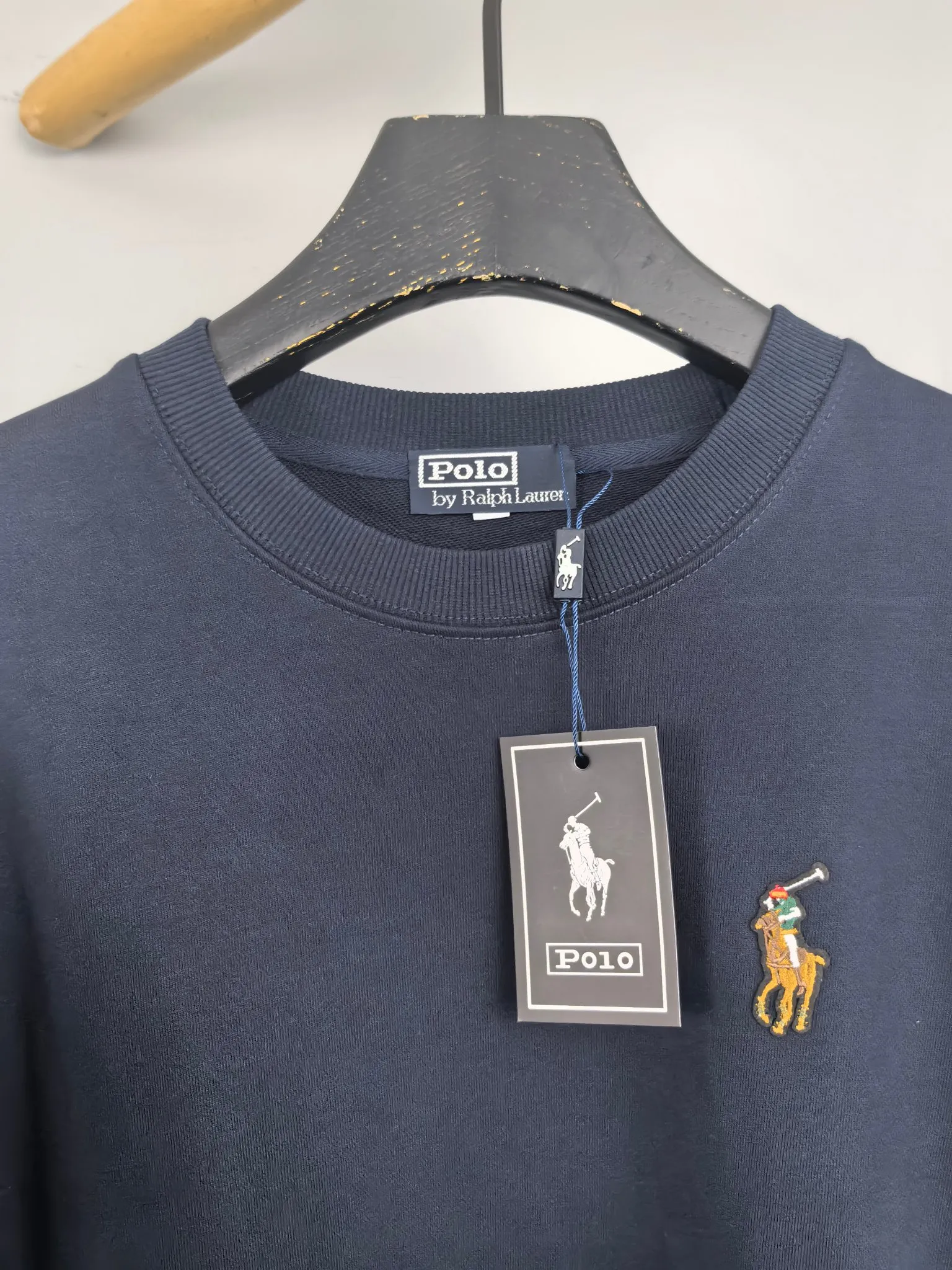 P340 POLO Ralph Lauren 2025 Autumn and Winter New Design Sweatshirt Official website synchronized! This T-shirt combines minimalist design with exquisite details. The oversize trim is reminiscent of Tyrolean dress details, summoning modern new ideas, creating a different conceptual pattern, and injecting rich connotation into the traditional cotton T-shirt. The LOGO on the front graphic webbing is unique and makes the brand more distinguished. It highlights the style of a big brand, sets off the minimalist design style, and reveals the elegance at a glance! As a brand that pursues design and tailoring techniques, the materials used will never disappoint! The body of this shirt is made of Solona cotton blended 400g fabric, which is noble and exquisite. The cotton surface is full, soft and skin-friendly. In short, such a classic style is a must-have for autumn and winter! M-4XL